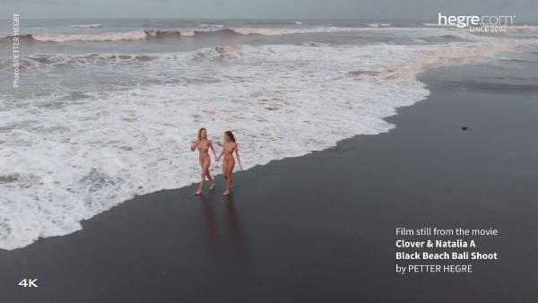 Screenshot #3 aus dem Film Clover und Natalia A - Shooting an einem schwarzen Strand auf Bali