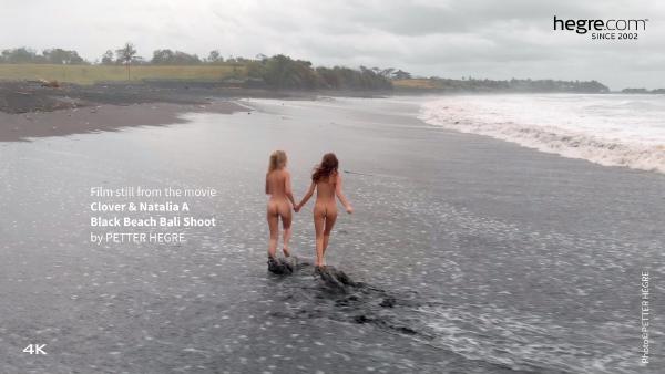 Screenshot #1 aus dem Film Clover und Natalia A - Shooting an einem schwarzen Strand auf Bali