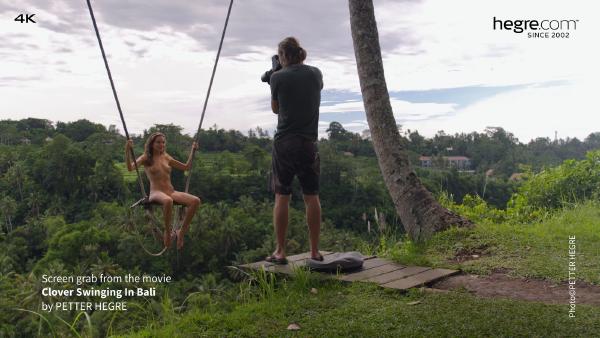 Tangkapan layar # 8 dari film Clover Swinging In Bali